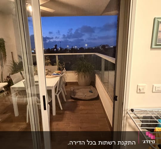 מרפסת עם דלת הזזה מאלומיניום בשעת ערב